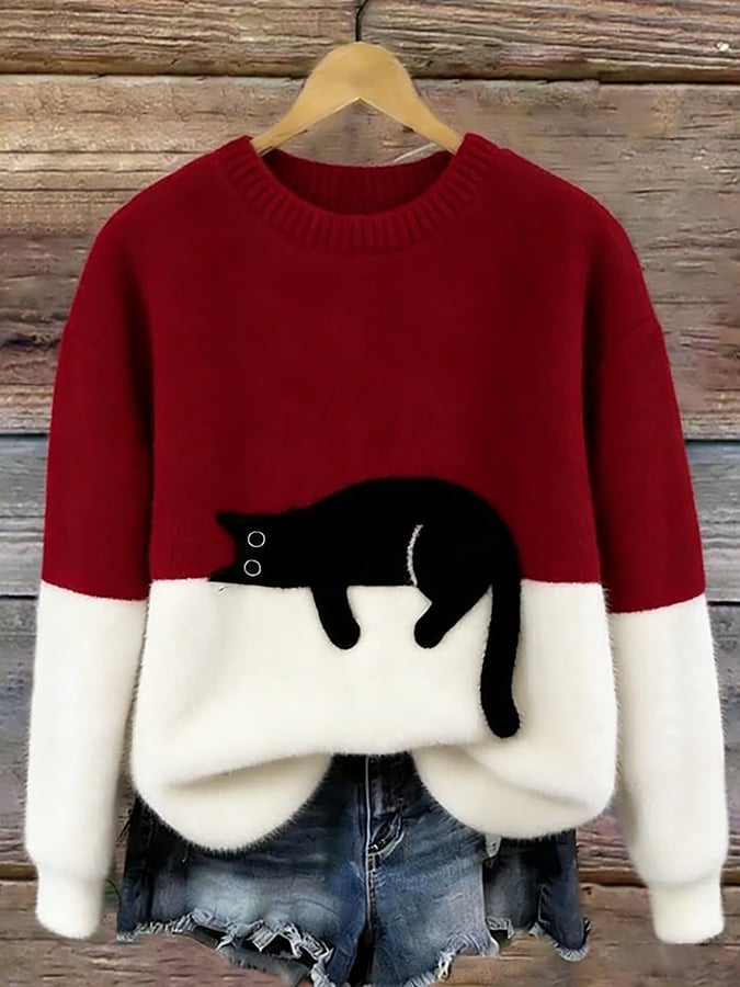 Pull duveteux rouge bordeaux et blanc orné d'un chat noir allongé, suspendu sur cintre 7
