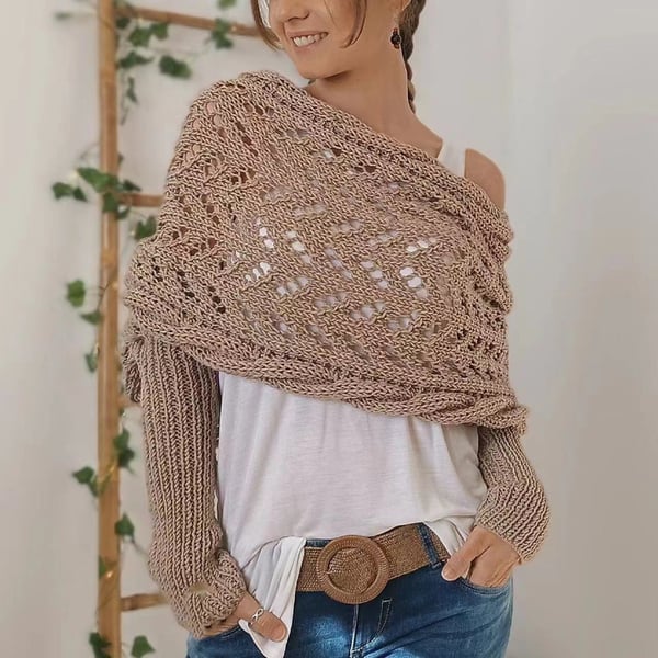 Version beige taupe portée épaule dénudée avec ceinture tressée, maille ajourée aérée et manches côtelées. 20