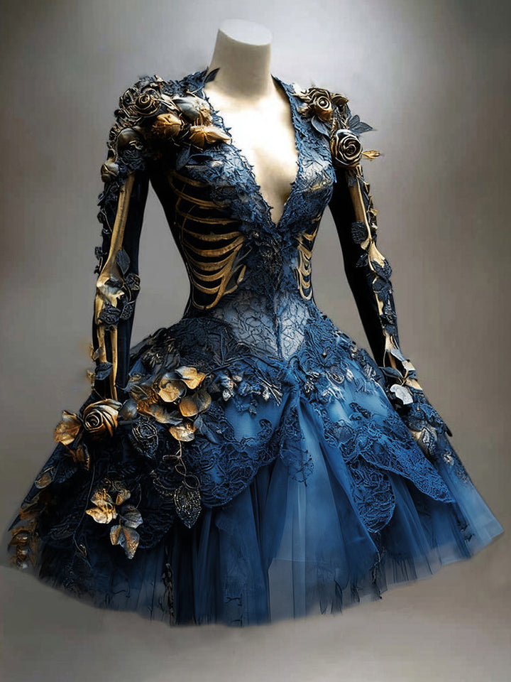Même robe en version bleu nuit sur mannequin, avec squelette doré, dentelle, roses en relief et jupe de tulle. 3