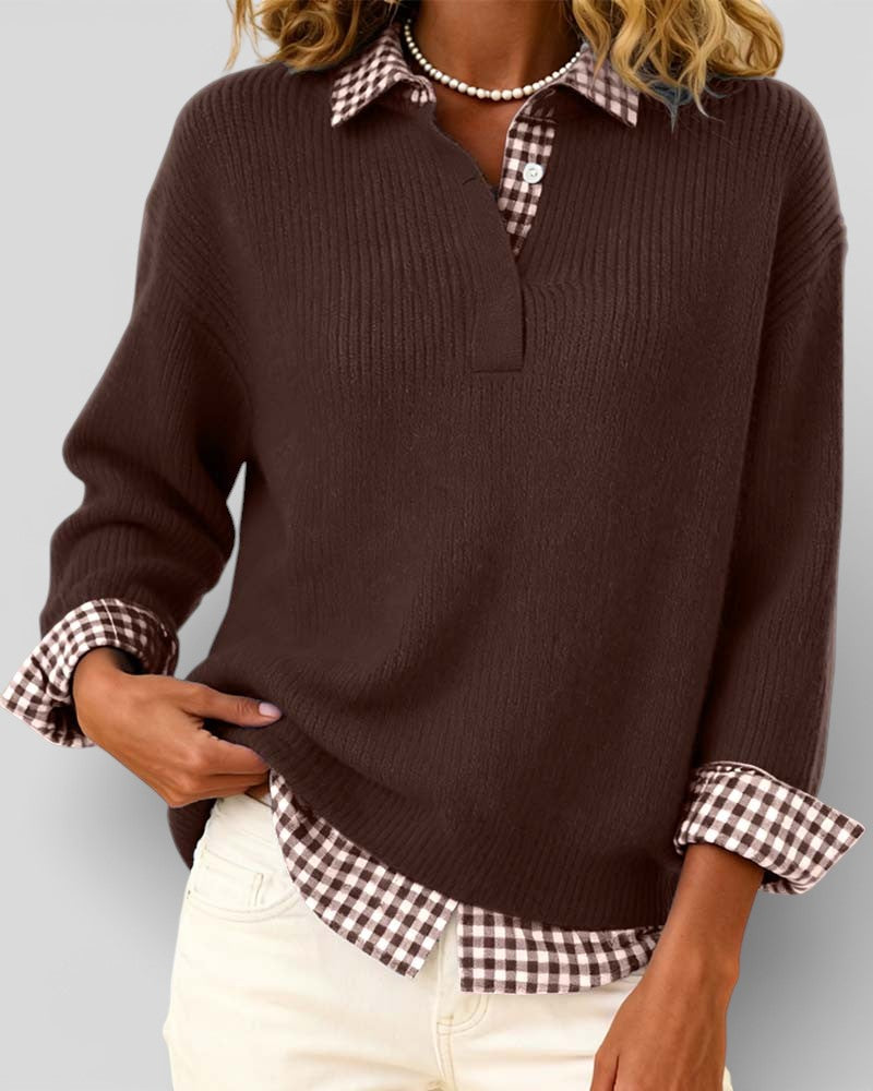 Pull marron en maille côtelée porté avec une main dans la poche, chemise à carreaux marron et blanc dépassant en bas. 10