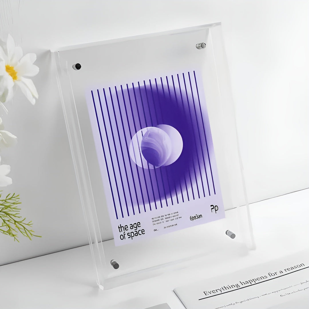 Cadre acrylique entièrement transparent sur une étagère blanche à côté de fleurs, avec une affiche violette à rayures et sphère. 16