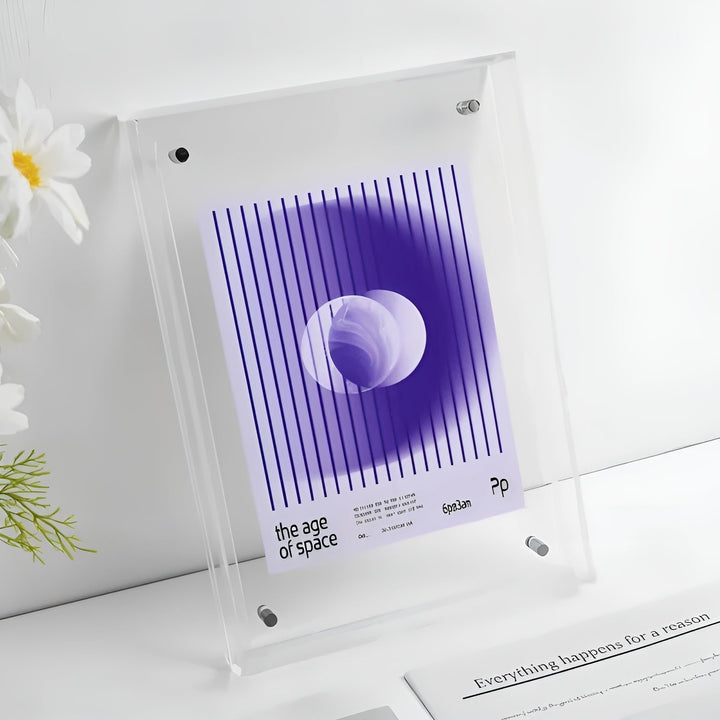 Cadre acrylique entièrement transparent sur une étagère blanche à côté de fleurs, avec une affiche violette à rayures et sphère. 16