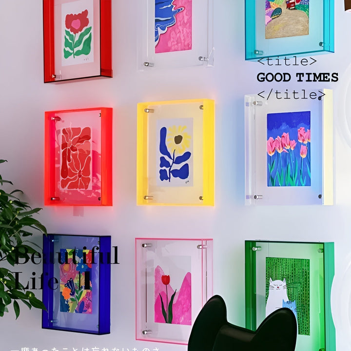 Composition murale de cadres acryliques colorés rouge, jaune, bleu, vert et rose, contenant des illustrations florales, près d'une plante. 3