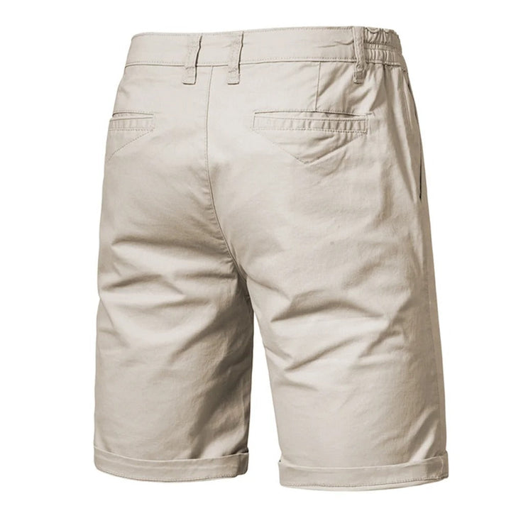Vue de dos du short beige, avec deux poches plaquées, passants de ceinture et bas retroussé. 2