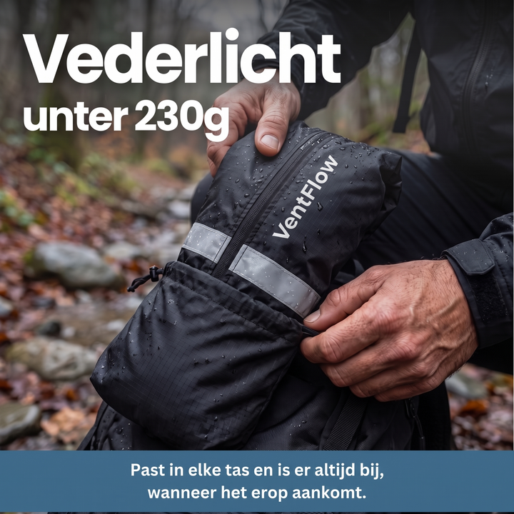 Mains rangeant la veste noire mouillée, pliée en pochette zippée à bande réfléchissante, dans un sac en forêt. 10