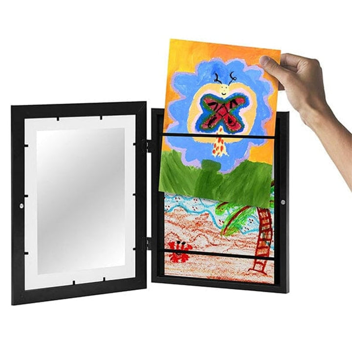 Cadre noir ouvert dont une main glisse un dessin d'enfant au papillon, avec bandes élastiques qui retiennent les feuilles. 7