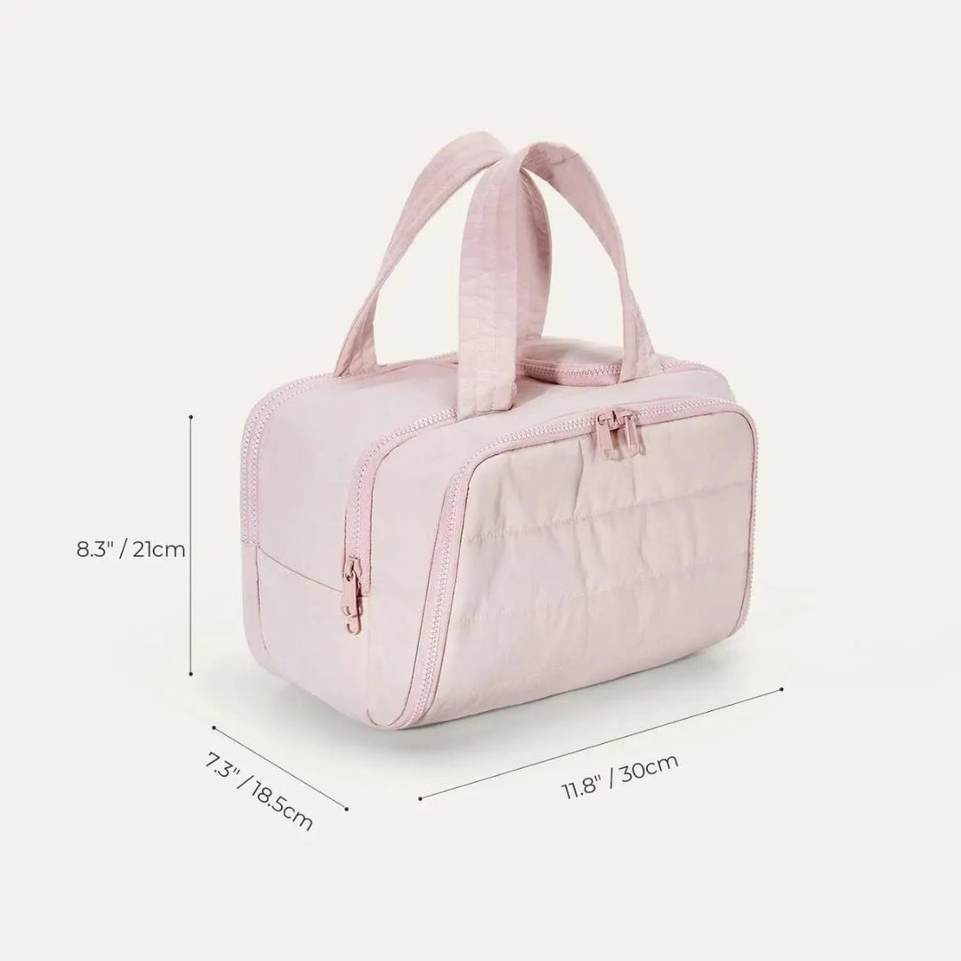 Trousse rose en trois quarts avec ses dimensions indiquées : 30 cm de large, 21 cm de haut, 18,5 cm de profondeur. 8