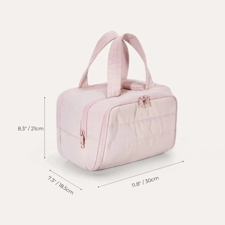 Trousse rose en trois quarts avec ses dimensions indiquées : 30 cm de large, 21 cm de haut, 18,5 cm de profondeur. 8