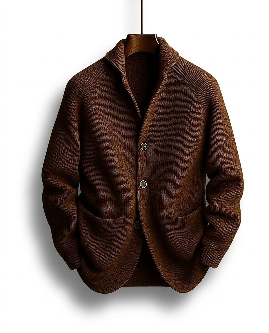 Cardigan en maille côtelée marron foncé sur cintre en bois, vu de face, avec trois boutons et deux poches plaquées. 1