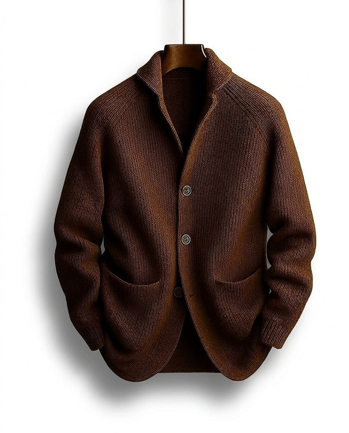 Cardigan en maille côtelée marron foncé sur cintre en bois, vu de face, avec trois boutons et deux poches plaquées. 1