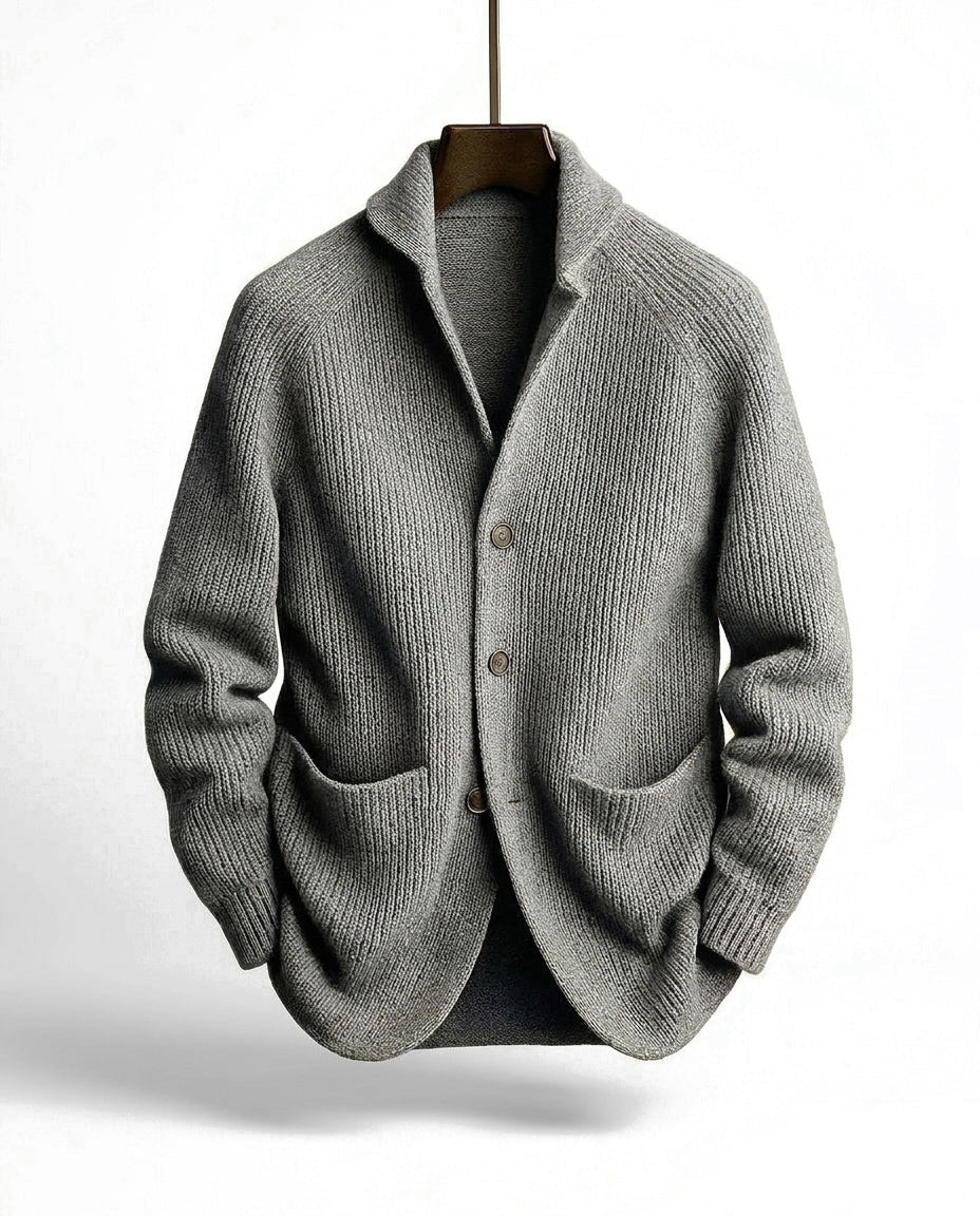 Version grise du cardigan côtelé, vue de face sur cintre, avec col châle, trois boutons et poches plaquées. 4