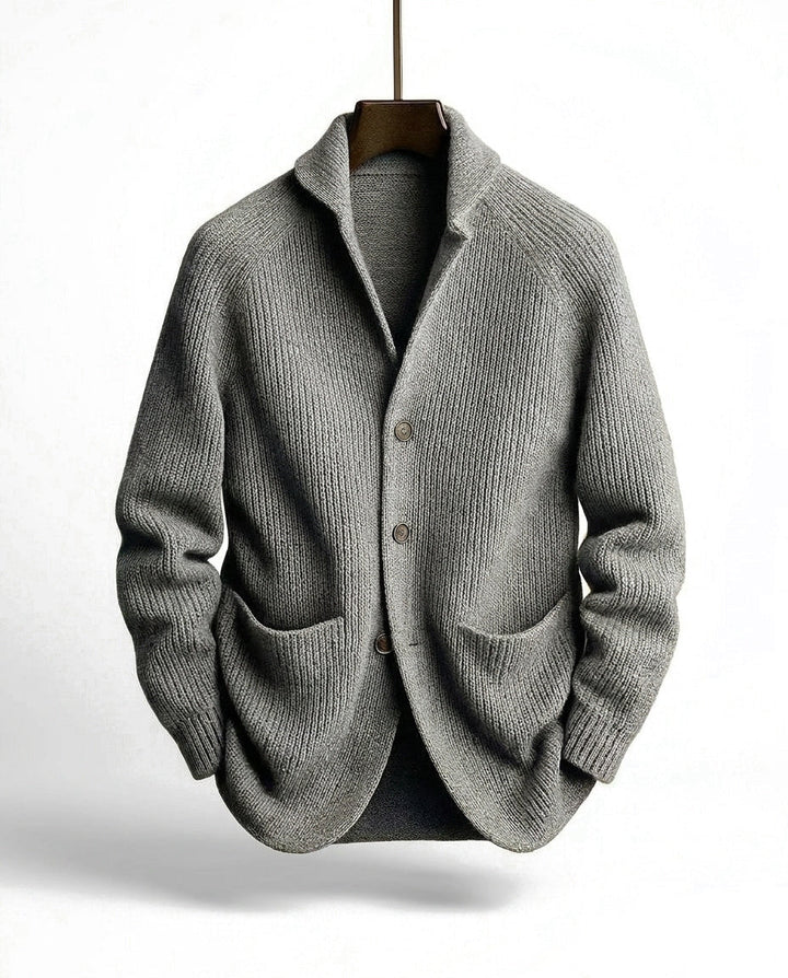 Version grise du cardigan côtelé, vue de face sur cintre, avec col châle, trois boutons et poches plaquées. 4