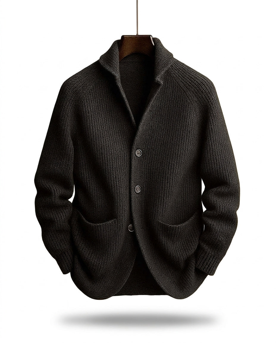 Version noire du cardigan en maille côtelée, suspendue de face avec col châle, trois boutons et poches sur le devant. 2