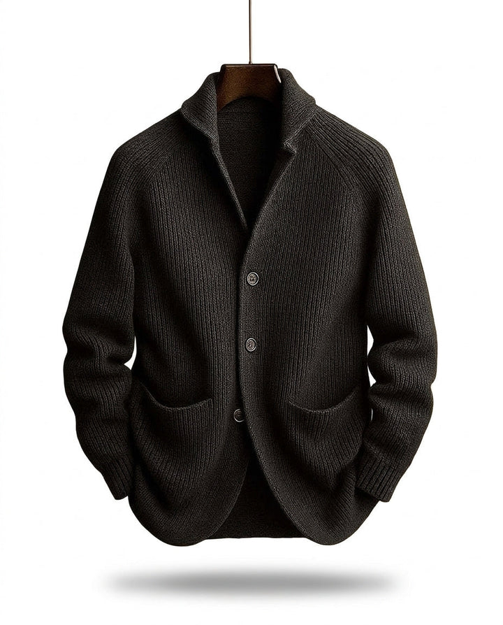 Version noire du cardigan en maille côtelée, suspendue de face avec col châle, trois boutons et poches sur le devant. 2