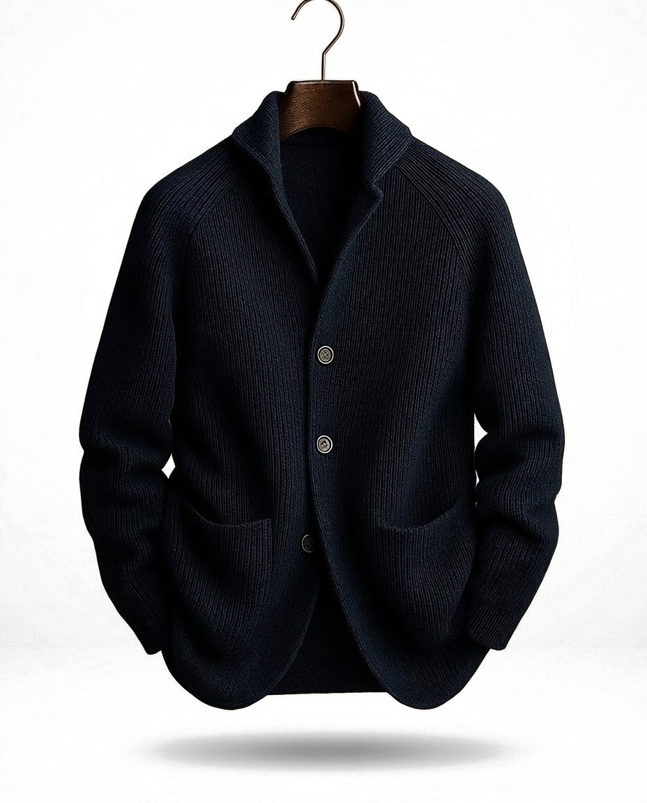 Version bleu marine du cardigan côtelé, présentée de face sur cintre, col châle, boutons métalliques et deux poches. 3