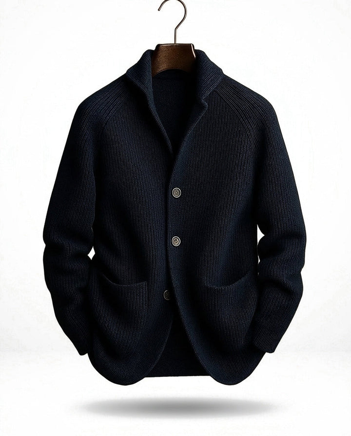 Version bleu marine du cardigan côtelé, présentée de face sur cintre, col châle, boutons métalliques et deux poches. 3