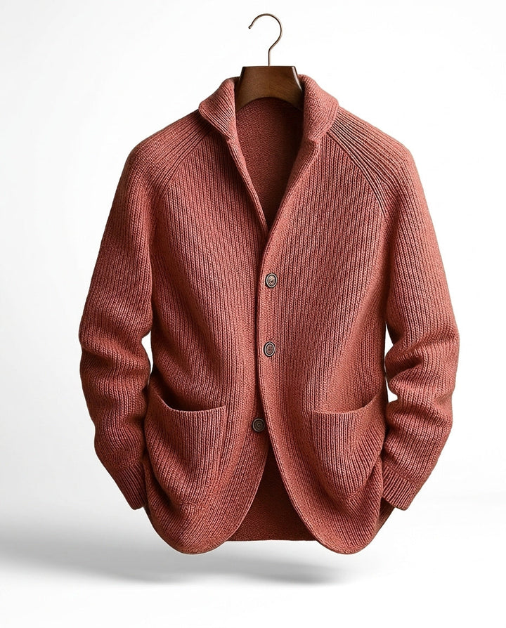 Version rose terracotta du cardigan côtelé, vue de face sur cintre, avec col châle, trois boutons et poches plaquées. 6