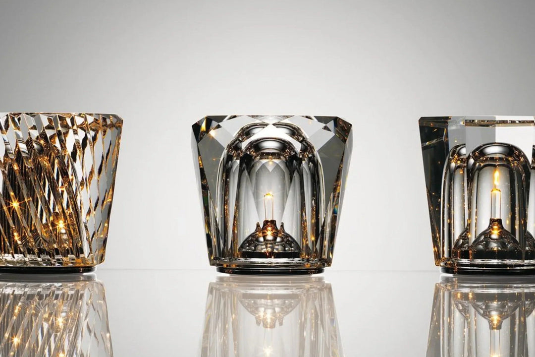 Trois modèles de lampes en cristal sur fond gris clair, au motif torsadé, diamant et rectangulaire, avec reflets sur le plan. 6