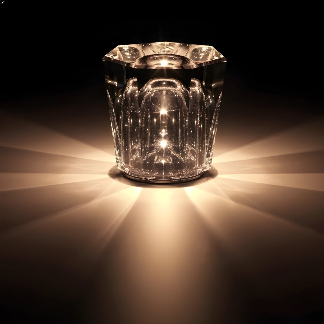 Lampe en cristal octogonale allumée, au centre en cloche de verre lumineuse, avec de grands rayons de lumière sur la surface. 18