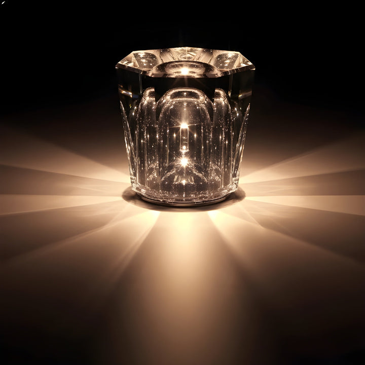Lampe en cristal octogonale allumée, au centre en cloche de verre lumineuse, avec de grands rayons de lumière sur la surface. 18