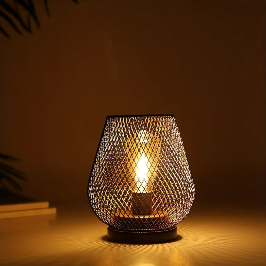 Une lanterne en métal ajouré allumée dans la pénombre, diffusant une lumière chaude et projetant des motifs de losanges sur la table. 2