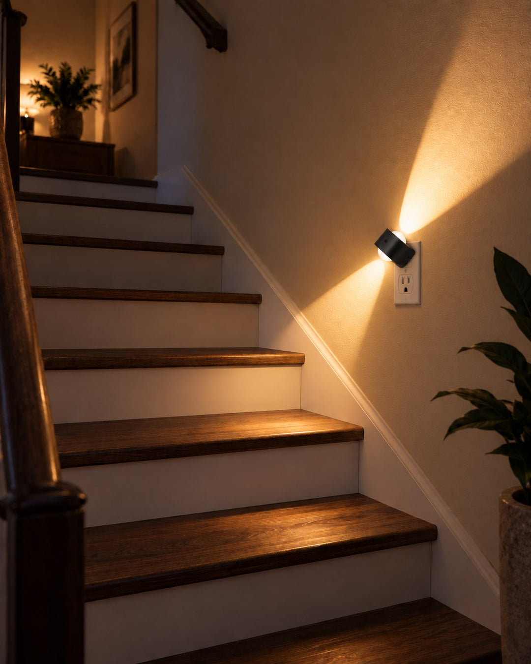 Lampe inclinée éclairant les marches en bois d'un escalier, avec faisceaux en diagonale 7