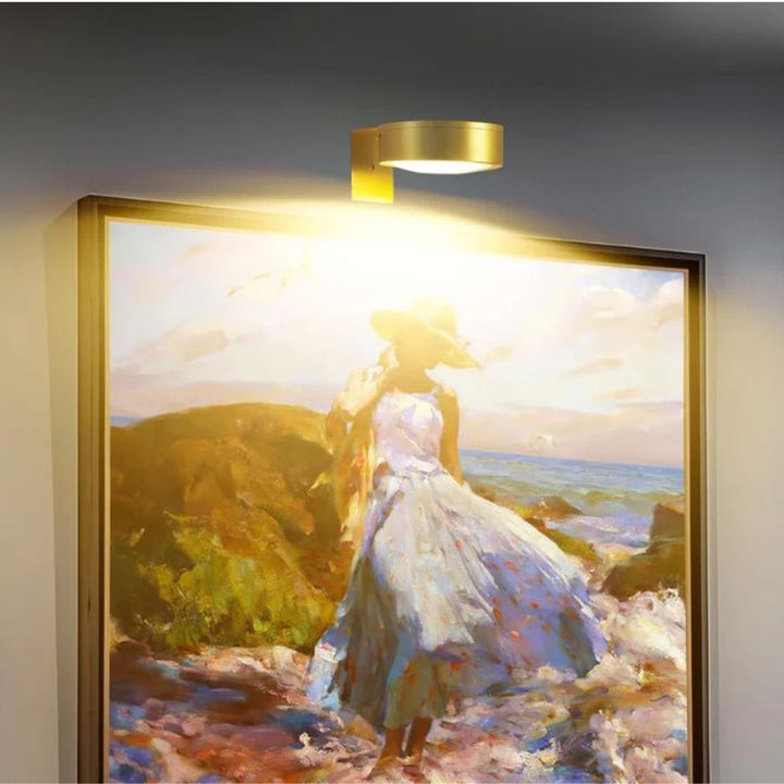 Lampe dorée allumée au-dessus d'un tableau de bord de mer, vue rapprochée de l'éclairage 8