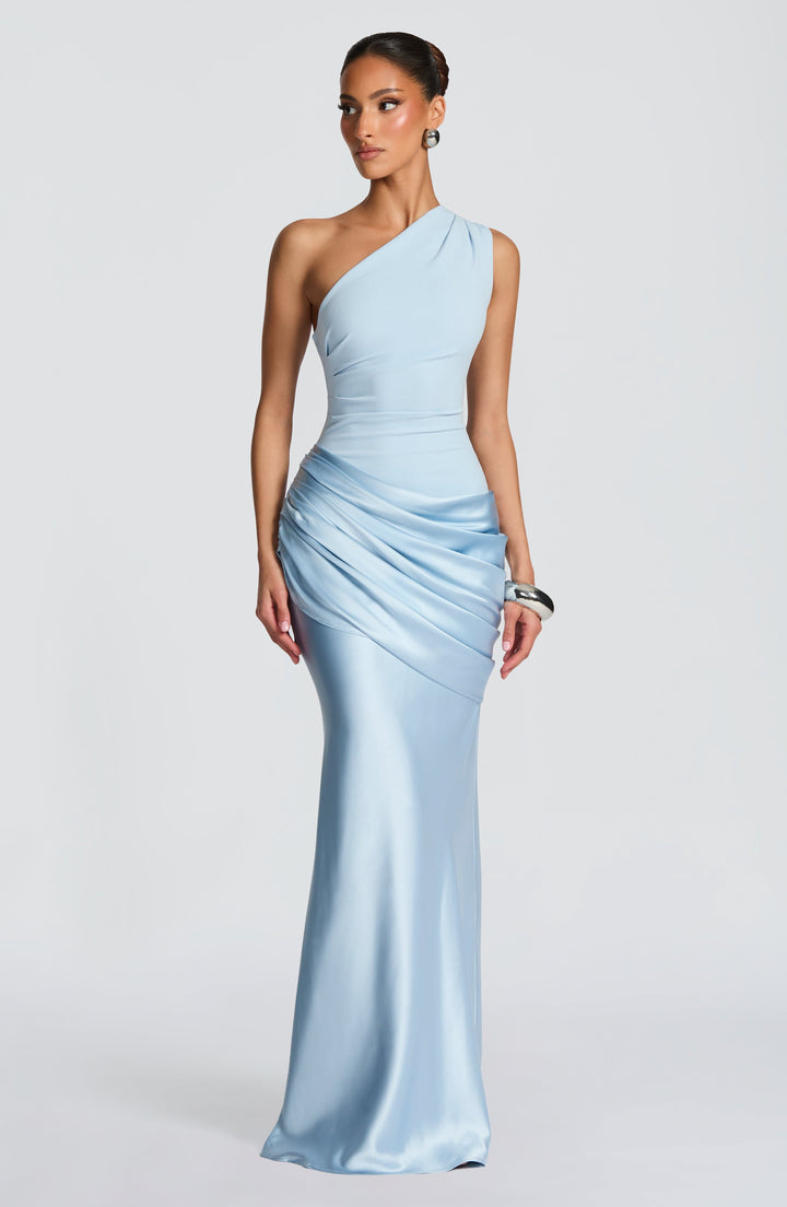 Mannequin en robe longue bleu ciel asymétrique, corsage en crêpe et jupe satinée drapée, vue de face, bijoux argentés. 1