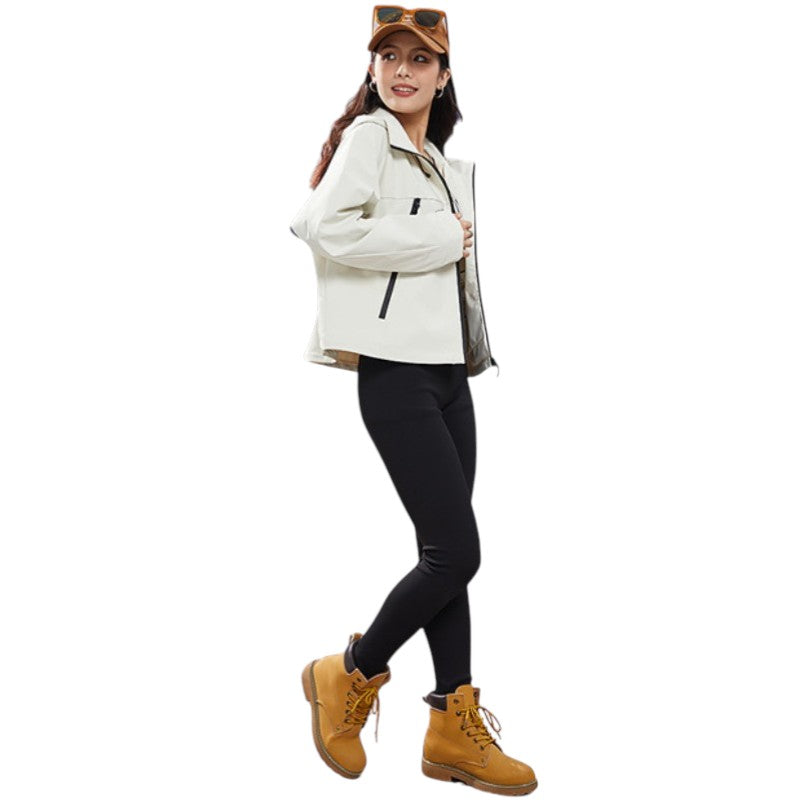 Mannequin en pied de trois quarts, veste écru entrouverte laissant voir la doublure, leggings noirs et bottes de marche jaunes. 8