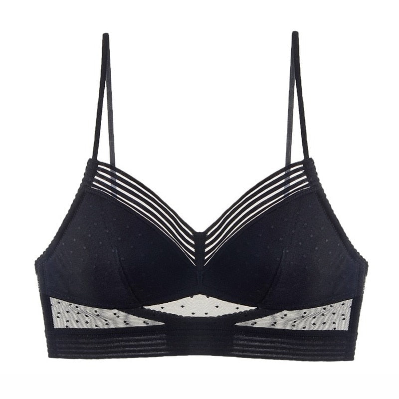 Soutien-gorge noir présenté à plat, bonnets sans armature, bandes transparentes en V et découpes en tulle à pois. 10