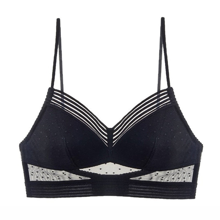 Soutien-gorge noir présenté à plat, bonnets sans armature, bandes transparentes en V et découpes en tulle à pois. 10