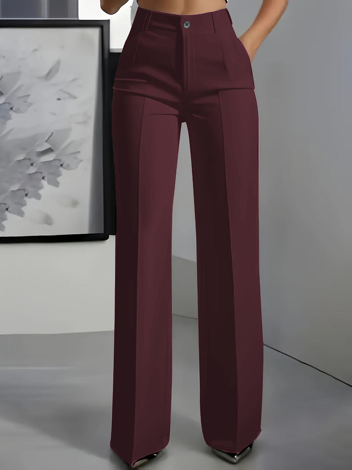 Pantalon large bordeaux porté de face, jambes droites et plis marqués devant 7
