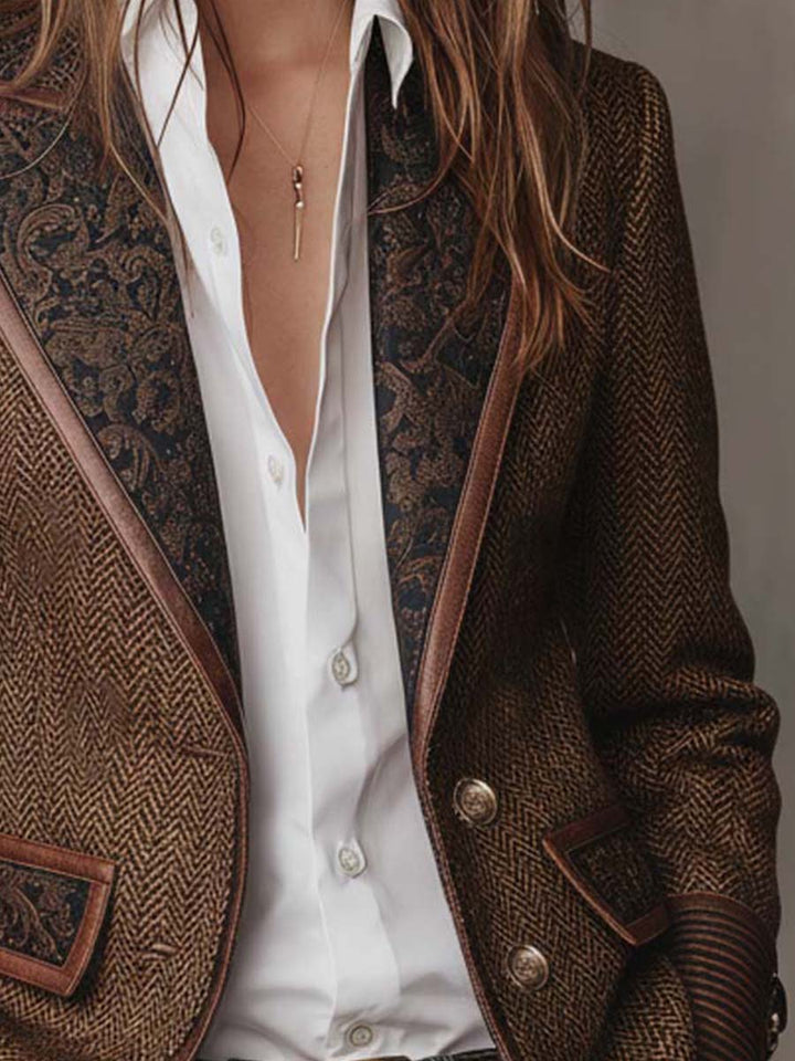 Gros plan sur les deux revers à motif, les boutons dorés et la chemise blanche 7