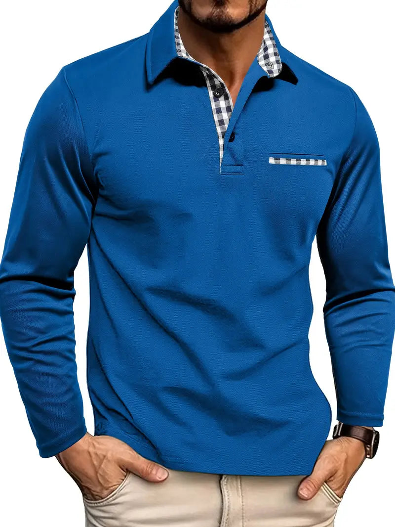Même polo en version bleu roi vif, porté de face, avec patte de boutonnage et poche à carreaux 5