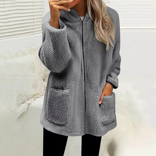 Veste polaire zippée gris clair portée avec un pantalon noir, texture bouclée et poches plaquées 9