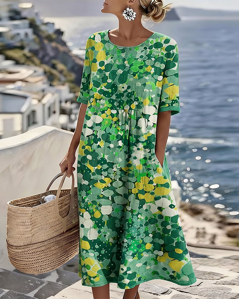 Robe à motif floral vert et jaune portée en pied, coupe ample, manches courtes, panier de paille à la main 5