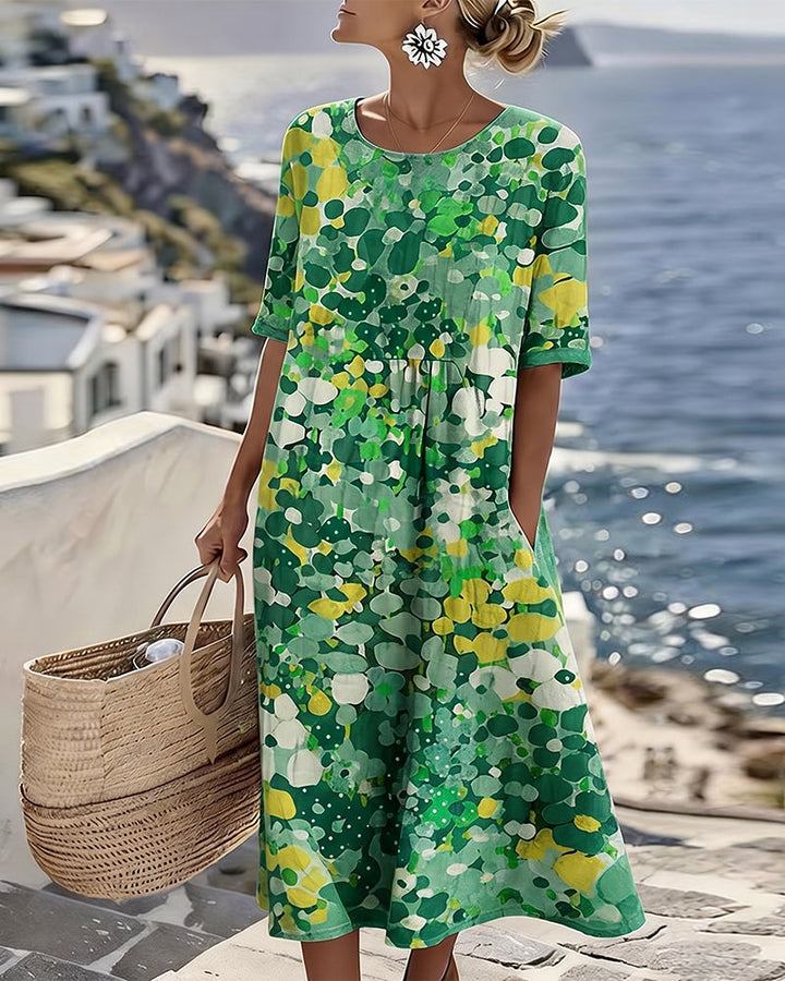 Robe à motif floral vert et jaune portée en pied, coupe ample, manches courtes, panier de paille à la main 5