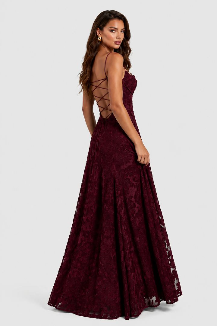 Robe bordeaux en dentelle florale vue de dos, dos nu avec laçage croisé, portée par une mannequin qui regarde par-dessus l'épaule. 3