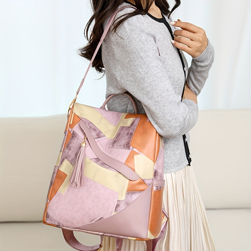 Femme portant le sac à dos patchwork rose et orange en sac à main sur l'épaule, avec pull gris. 9