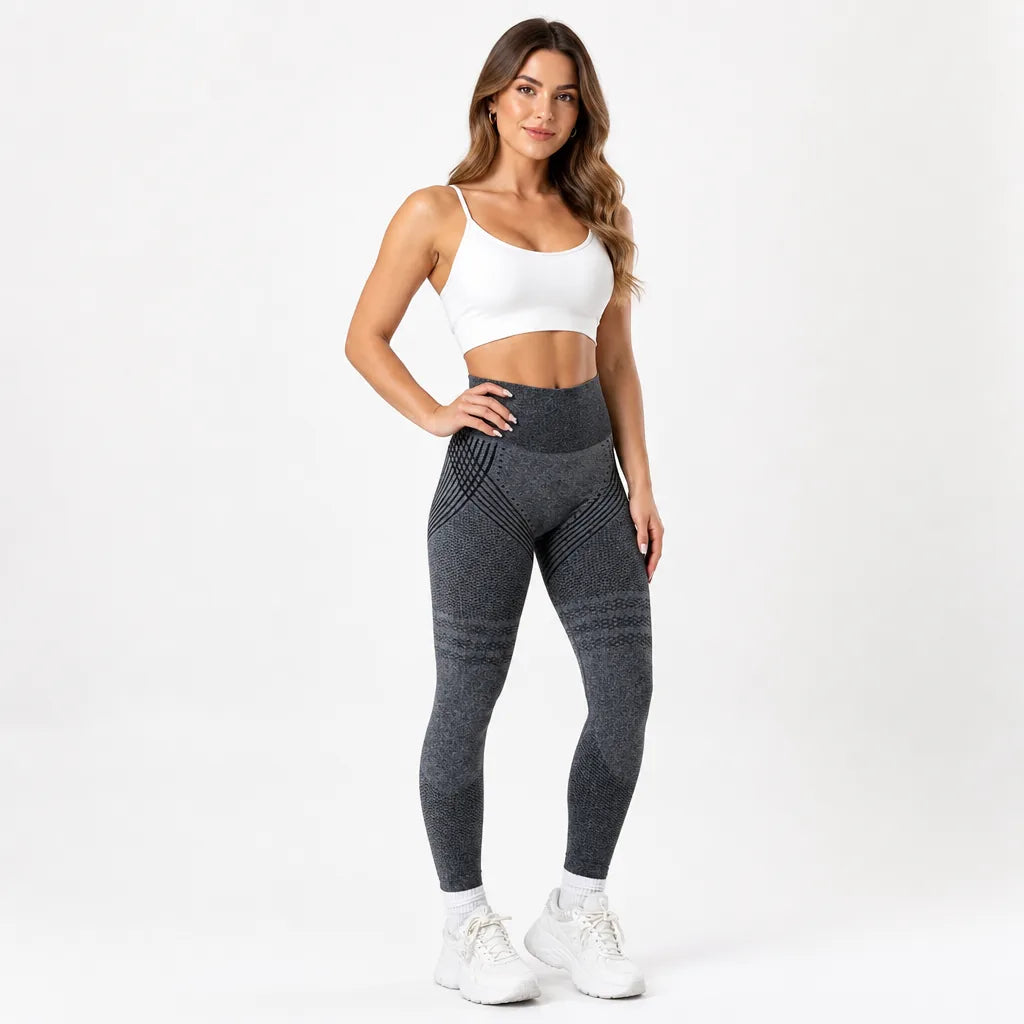 Femme en legging gris anthracite taille haute à lignes noires texturées sur les hanches et cuisses, brassière blanche, vue de face. 14