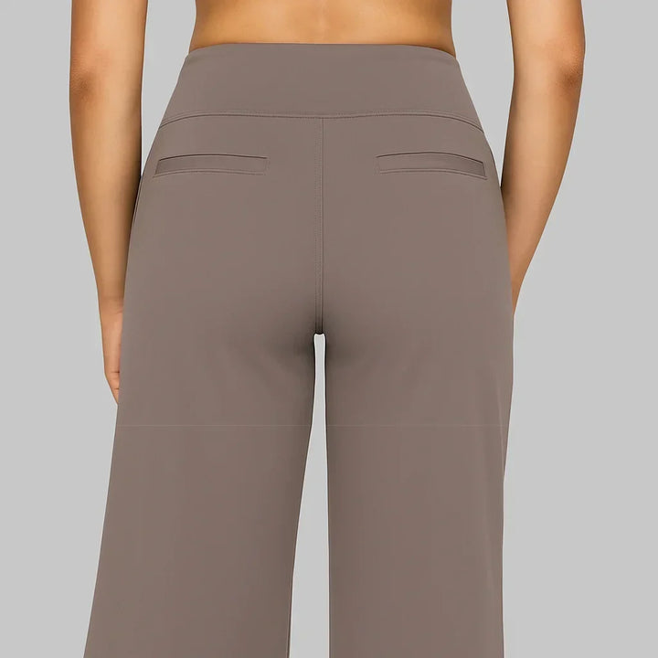 Vue de dos du pantalon taupe, montrant la ceinture haute, les deux poches passepoilées et la couture centrale. 4