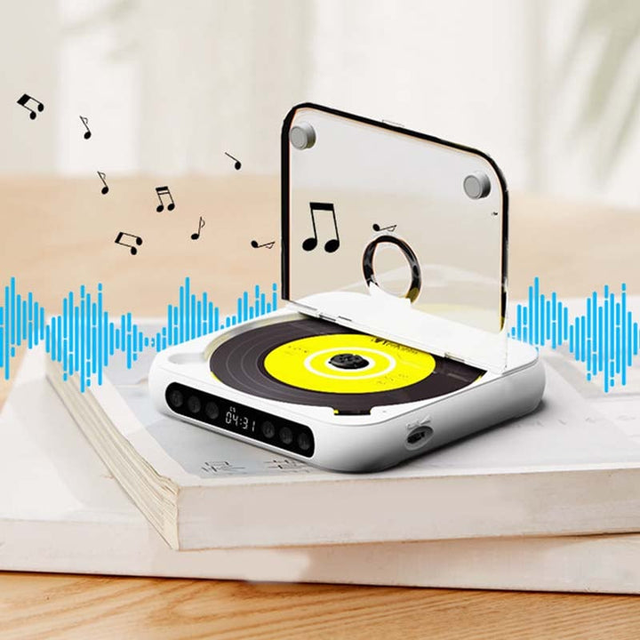 Lecteur CD blanc au couvercle transparent relevé, posé sur des livres, entouré de notes de musique et d'ondes sonores bleues. 1