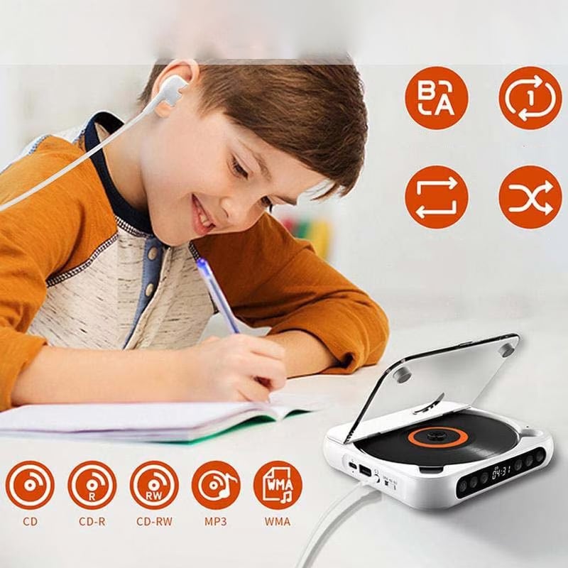 Enfant souriant qui écrit avec un écouteur filaire, lecteur blanc à côté, icônes des modes de lecture et des formats de disque. 4