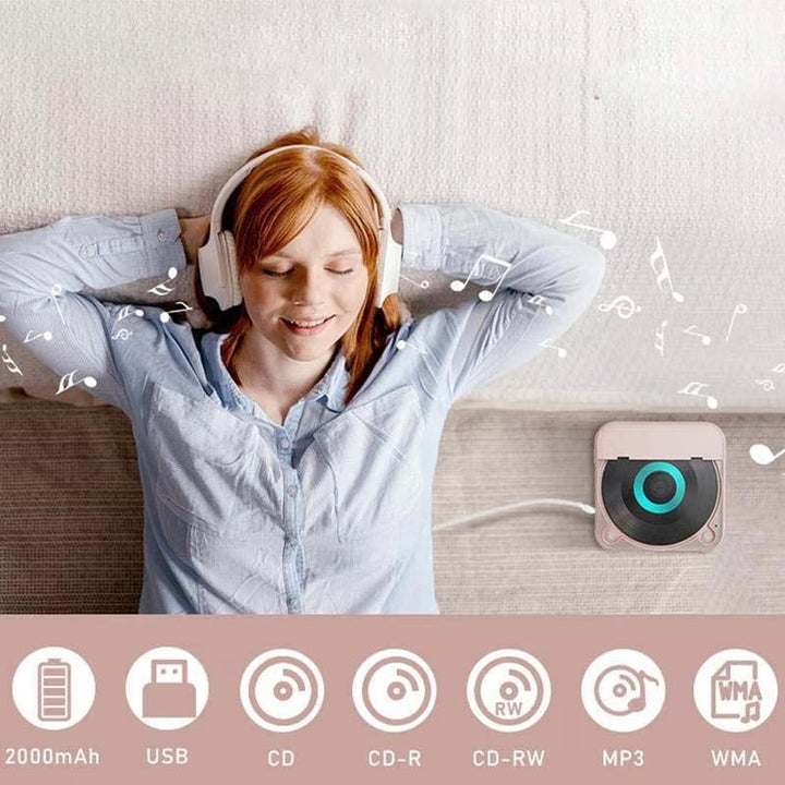 Jeune femme allongée les yeux fermés, casque sur les oreilles, lecteur rose posé à côté, avec icônes de batterie, USB et formats lisibles. 5