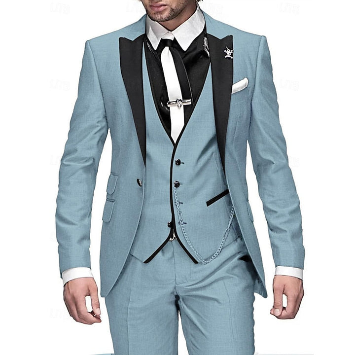 Costume trois pièces bleu ciel à revers noirs, gilet à liseré noir et chaîne, cravate blanche sur chemise noire. 4