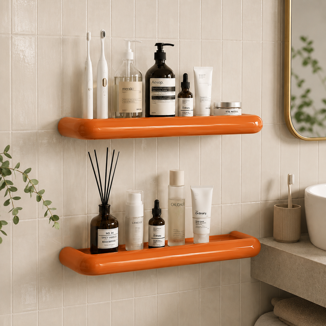 Deux étagères orange à bords arrondis sur carrelage beige, garnies de brosses à dents et flacons 1