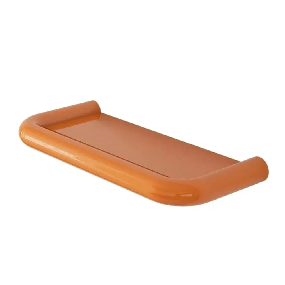 Étagère orange vide sur fond blanc, vue en perspective, avec bords tubulaires arrondis 9
