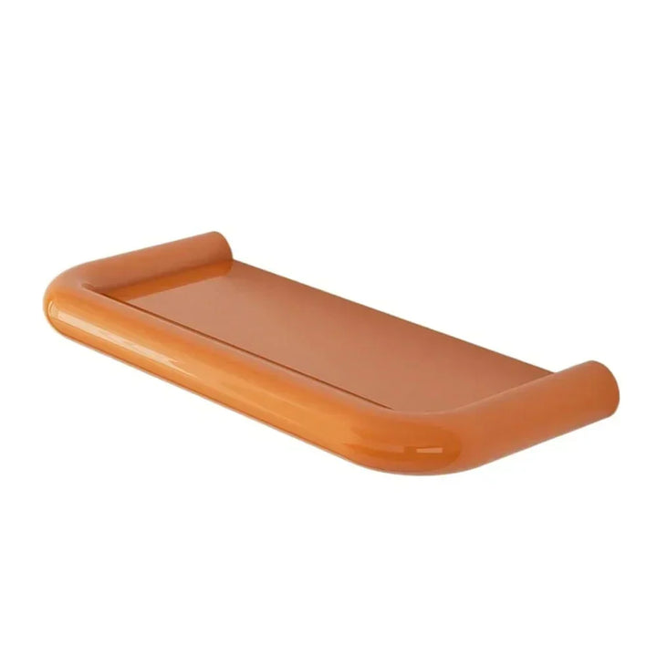 Étagère orange vide sur fond blanc, vue en perspective, avec bords tubulaires arrondis 9