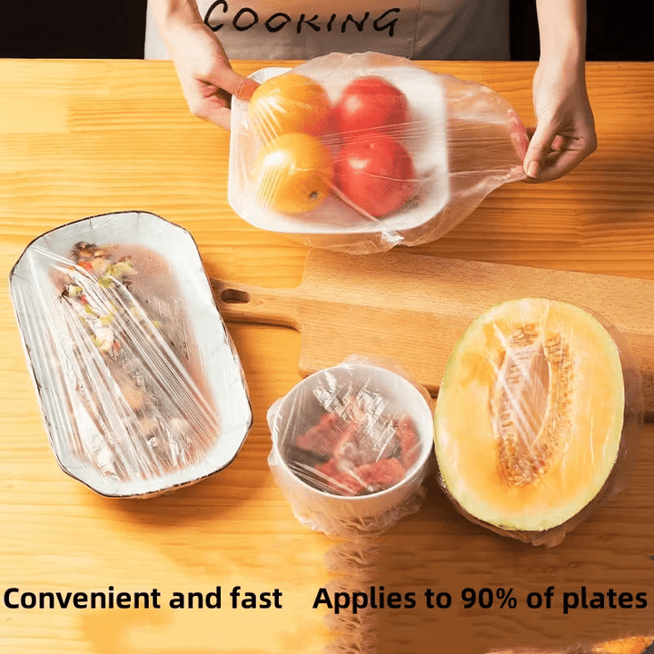 Mains posant un couvercle sur un plat de fruits, avec plat rectangulaire, petit bol de viande et demi-melon filmés sur une table en bois. 8