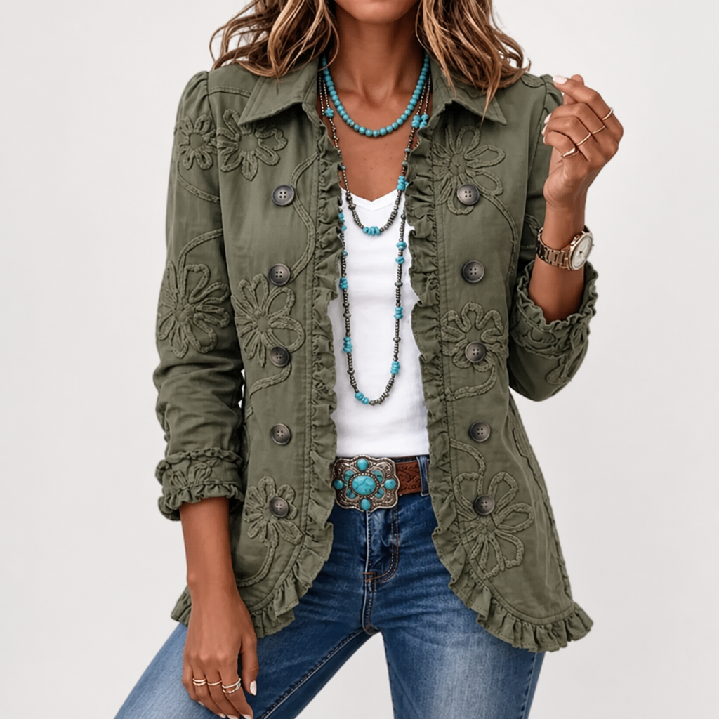 Buste d'une femme sur fond clair, veste kaki à fleurs brodées et volants portée ouverte, avec longs colliers turquoise et boucle de ceinture. 4